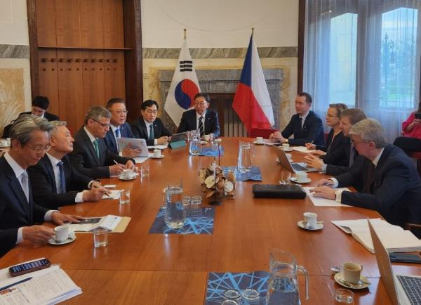 KHNP CEO Kim Hoe-chun (second from left) speaks with Karel Havlicek (right), the Czech minister of industry and trade, during a meeting in Prague on Tuesday. (KHNP)